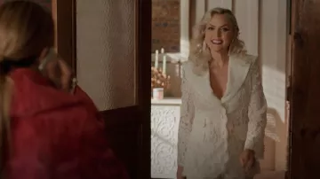 Dolce & Gabbana Single Breasted Cordonetto Lace Blazer usado por Alexis Carrington (Elaine Hendrix) como se ve en Dynasty (S04E21)