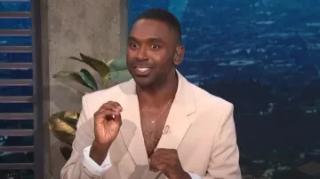 Chaqueta de traje de doble pecho de Zara usada por Justin Sylvester como se ve en E! Noticias Daily Pop en septiembre 9,2022