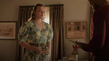 Tanya Taylor Becky Floral Belted Romper usado por Kirby Anders (Maddison Brown) como se ve en Dynasty (S04E21)