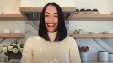Ronny Kobo Elsabet Sequin Crop Top porté par Nikki Bella comme vu dans E! News Daily Pop le 10 septembre 2022