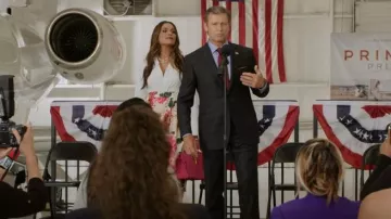 Cinq una blusa delantera Sept Mckenna Twist usada por Cristal Carrington (Daniella Alonso) como se ve en Dinastía (S04E21)