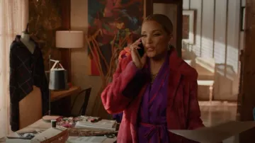 Adriana Iglesias Waldorf Piped Silk Pajama Top porté par Dominique Deveraux (Michael Michele) vu dans Dynasty (S04E21)