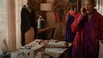 Adriana Iglesias Olbia Pantalon en soie piped porté par Dominique Deveraux (Michael Michele) vu dans Dynasty (S04E21)