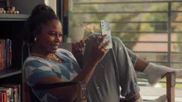 Suéter de manga corta Argyle usado por Carla (Taylour Paige) como se ve en los atuendos de las películas Mack & Rita