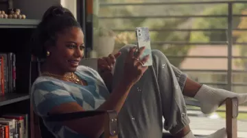 Suéter de manga corta Argyle usado por Carla (Taylour Paige) como se ve en los atuendos de las películas Mack & Rita