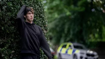 Sweat à capuche noir porté par Toby Nealey (George MacKay) vu dans I Came By