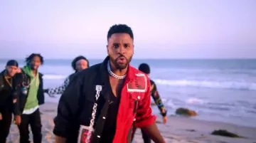 Patchwork Chaqueta negra y roja usada por Jason Derulo en su video musical de Acapulco