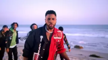 Patchwork Veste noire et rouge portée par Jason Derulo dans son clip Acapulco