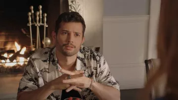Chemise à manches courtes imprimée à manches courtes Portée par Sam Jones (Rafael de la Fuente) vue dans Dynasty (S04E20)