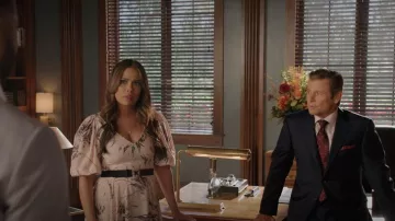 Alexander McQueen Wild Meadow Print Stretch-Silk Midi Dress usado por Cristal Carrington (Daniella Alonso) como se ve en Dynasty (S04E20)