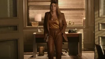 Alice + Olivia Dunn Vegan Leather Blazer porté par Amanda Carrington (Eliza Bennett) vu dans Dynasty (S04E22)
