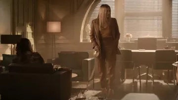 Alice + Olivia Pete Low Rise Faux Leather Pantalones usados por Amanda Carrington (Eliza Bennett) como se ve en Dynasty (S04E22)