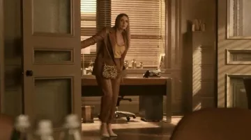 Chloe Drew Mini sac à bandoulière porté par Amanda Carrington (Eliza Bennett) vu dans Dynasty (S04E22)