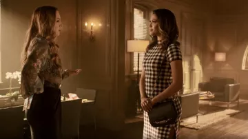 Jimmy Choo Shadow Leather Crossbody Bag porté par Eva (Kara Royster) vu dans Dynasty (S04E22)