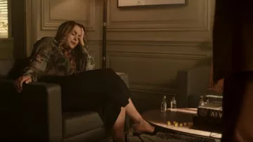 Jimmy Choo Saeda Crystal Ankle Strap Pointed Toe Pump usado por Fallon Carrington (Elizabeth Gillies) como se ve en Dynasty (S04E22)