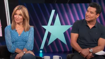 Aqua Printed Smocked Top usado por Kit Hoover como se ve en Access Hollywood el 12 de septiembre de 2022