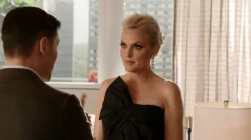 Oscar de la Renta Classic Crystal Large Drop Pendientes usados por Alexis Carrington (Elaine Hendrix) como se ve en Dinastía (S04E22)