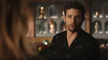 Saint Laurent Heart Logo Print Short Sleeve Button Up Camp Shirt porté par Sam Jones (Rafael de la Fuente) vu dans Dynasty (S04E22)