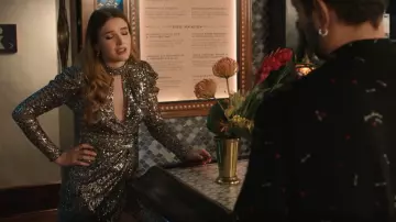 Jonathan Simkhai Mallory Mini robe à manches longues à manches bouffantes à paillettes portée par Kirby Anders (Maddison Brown) vue dans Dynasty (S04E22)