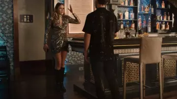 Cuir de veau Chanel avec chaîne de bottes hautes portées par Kirby Anders (Maddison Brown) comme on le voit dans Dynasty (S04E22)