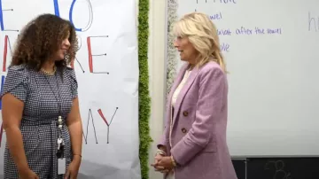 Veronica Beard Beacon Dickey Chaqueta usada por Jill Biden como se ve en Today el 13 de septiembre de 2022