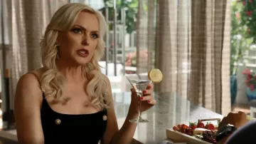 Alessandra Rich Embellished Stretch Velvet Maxi Vestido usado por Alexis Carrington (Elaine Hendrix) como se ve en Dinastía (S04E22)