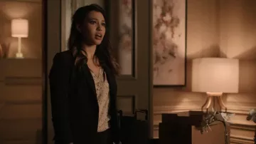 Veronica Beard Antonette Top porté par Eva (Kara Royster) vu dans Dynasty (S04E22)