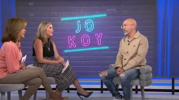 Chaqueta abotonada con placa del logotipo de Prada usada por Jo Koy como se ve en Today el 13 de septiembre de 2022