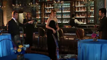 Rasario Strapless Ruffled Lamé And Velvet Robe portée par Kirby Anders (Maddison Brown) comme vu dans Dynasty (S04E22)