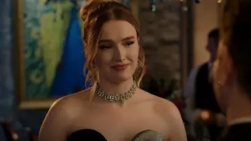 Collier Étrangleur en cristal de zone porté par Kirby Anders (Maddison Brown) vu dans Dynasty (S04E22)