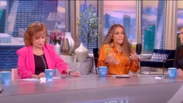 Cinq un Sept Kris Ruched Sleeve Blazer usado por Joy Behar como se ve en The View el 13 de septiembre de 2022