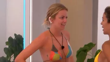 Pretty Little THing Multi Abstract Printed Triangle Bikini Top porté par Tasha Ghouri vu dans Love Island (S08E23)