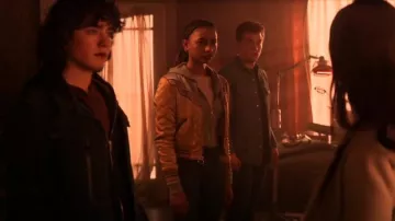 Mother Denim The Hustler Fray High Rise Ankle Straight Jeans usados por Natalie Irons (Tayler Buck) como se ve en Superman & Lois (S02E15)