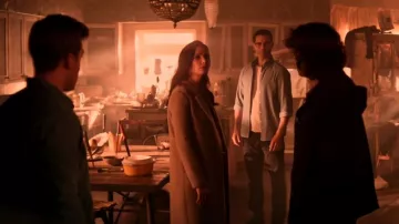 Babaton à Aritzia Le nouveau manteau Stedman porté par Lois Lane (Bitsie Tulloch) vu dans Superman & Lois (S02E15)