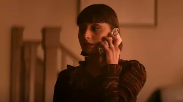 Blusa de mango a cuadros de frill usada por Chrissy Beppo (Sofia Hasmik) como se ve en Superman & Lois (S02E15)