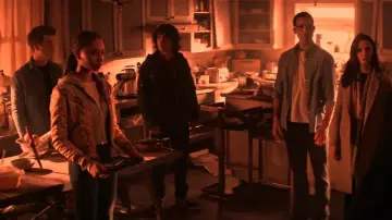 Vans Sk8 Hi Sneakers usado por Jordan Kent (Alexander Garfin) como se ve en Superman & Lois (S02E15)