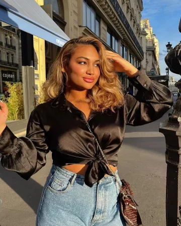 The black shirt worn by Anais on his Instagram account@flawlessbyanais