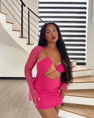 Vestido rosa usado por YanissaXoxo en la cuenta de Instagram de @yanissaxoxo