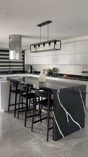 Sillas altas de bar en la cocina de YanissaXoxo en su cuenta de Instagram @yanissaxoxo