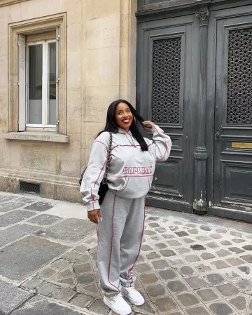 La sudadera con capucha gris Supreme que lleva YanissaXoxo en su cuenta de Instagram @yanissaxoxo