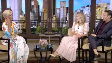 Dolce & Gabbana Vegetable Print Handkerchief Hem Silk Button-Up Shirt porté par Tamron Hall vu en DIRECT avec Kelly et Ryan le 14 septembre 2022