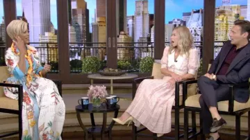 Dolce & Gabbana Calendar-Print Maxi Jupe portée par Tamron Hall en LIVE avec Kelly et Ryan le 14 septembre 2022