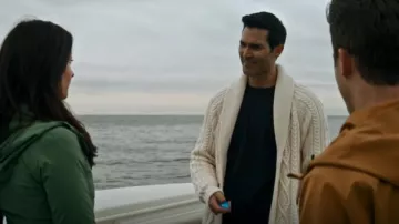 Cardigan à col châle Banana Republic porté par Clark Kent (Tyler Hoechlin) vu dans Superman & Lois (S02E15)