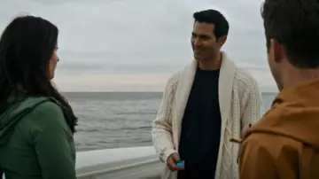Cardigan à col châle Banana Republic porté par Clark Kent (Tyler Hoechlin) vu dans Superman & Lois (S02E15)