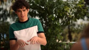 Camiseta de diseño de ASOS con yugo de contraste verde usada por Ricky (Joshua Bassett) como se ve en High School Musical: The Musical: The Series (S03E08)