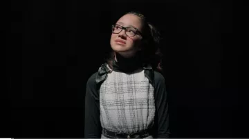 Aqua Plaid Tweed Vestido usado por Emmy como se ve en High School Musical: The Musical: The Series (S03E08)