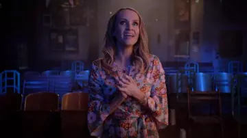 ASOS Design 70s Neck Tie Tea Jumpsuit en Retro Floral porté par Miss Jenn (Kate Reinders) comme vu dans High School Musical: The Musical: The Series (S03E08)