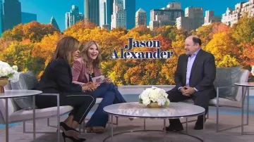 Veronica Beard Sheridan Seamed High-Rise Bell-Bottom Jeans usados por Jenna Bush Hager como se ve en Today with Hoda & Jenna el 14 de septiembre de 2022