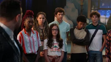 ASOS Design Regular Revere Shirt in Aztec Vertical Stripe usado por Alex (Aria Brooks) como se ve en High School Musical: The Musical: The Series (S03E08)