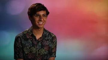 AsOS Design Camisa relajada en estampado floral de inspiración vintage usada por Carlos (Frankie A. Rodriguez) como se ve en High School Musical: The Musical: The Series (S03E08)